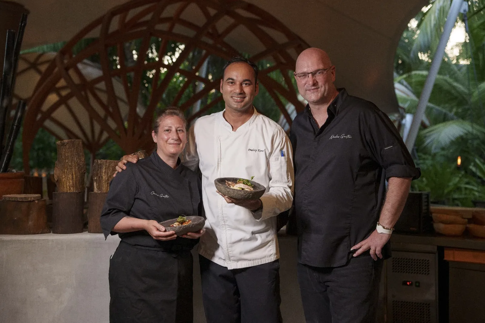 Nicolas et Cécilia Gautier avec un chef aux Maldives