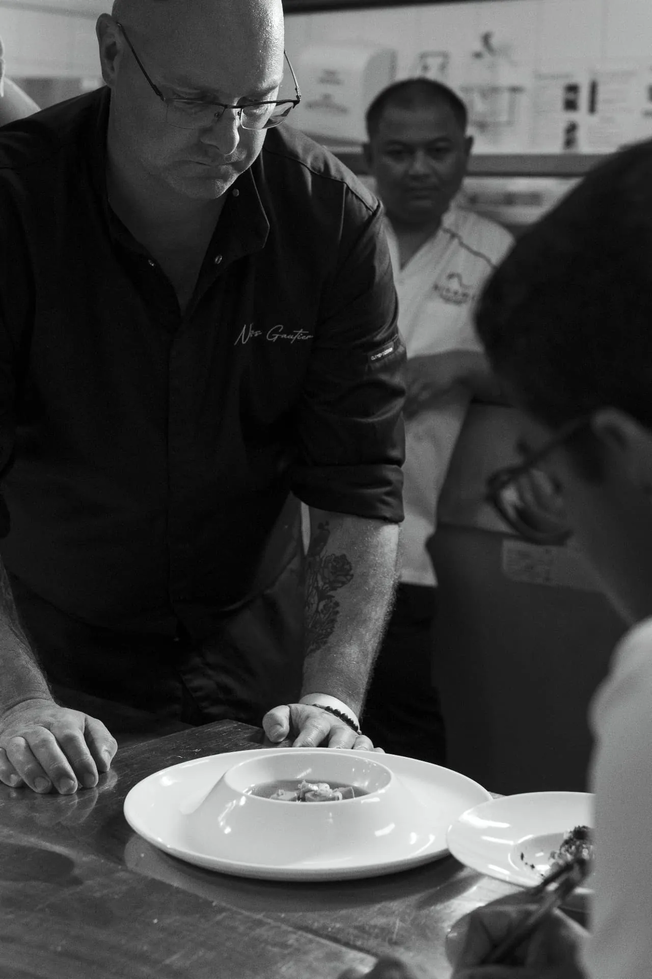 Nicolas Gautier au travail en cuisine, en noir et blanc